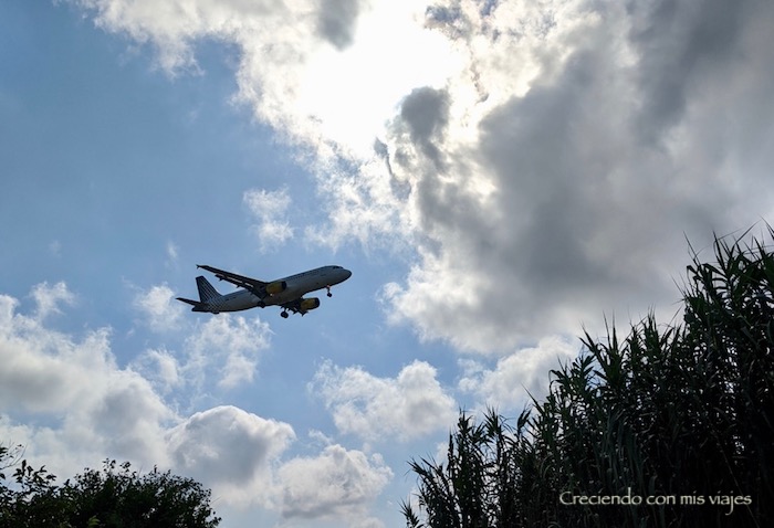 avión llegando al Aeropuerto de El Prat - Barcelona